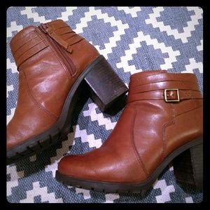 Moving sale 🚨 Clarks brown booties